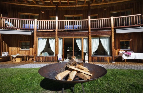 La Valle Ski Chalet | Holiday Apartment in Luxury Chalet with Country Style Interior, Wi-Fi and Garden