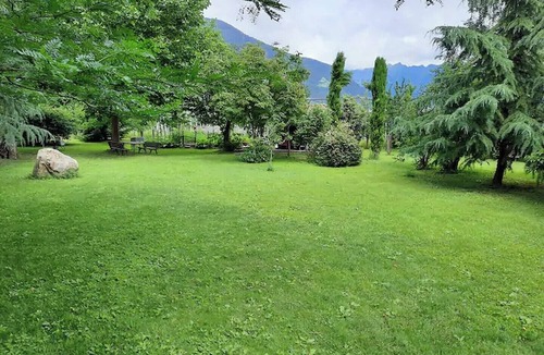Lana Apartment | Holiday Apartment 'Annabelle' with Shared Pool, Shared Garden and Wi-Fi