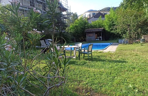 Lana Apartment | Holiday Apartment 'Annabelle' with Shared Pool, Shared Garden and Wi-Fi