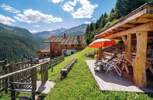 Ultimo Apartment | Holiday Apartment 'Dachwohnung' with Mountain View, Shared Terrace and Wi-Fi