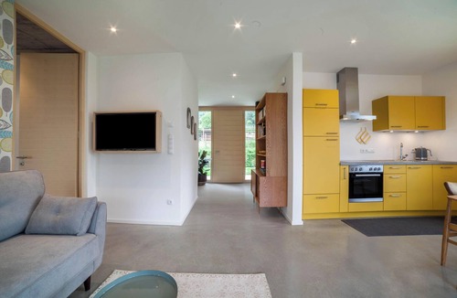Cermes Apartment | Holiday Apartment "Das Eckige" with Mountain View, Wi-Fi, Garden & Terrace