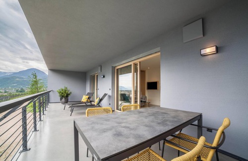 Cermes Apartment | Holiday Apartment "Das Eckige" with Mountain View, Wi-Fi, Garden & Terrace