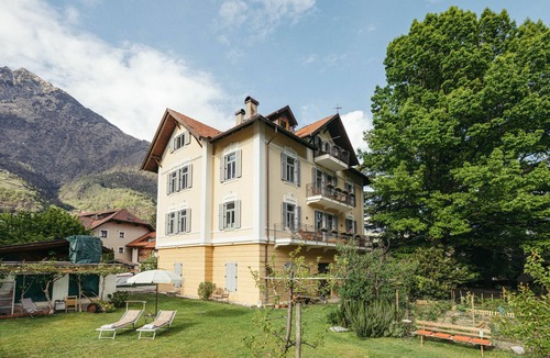 Lagundo Apartment | Holiday Apartment 'Freienfeldhof Golden' with Mountain View, Shared Garden and Wi-Fi