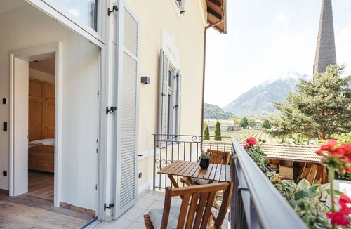 Lagundo Apartment | Holiday Apartment 'Freienfeldhof Pink Lady' with Mountain View, Shared Garden and Wi-Fi