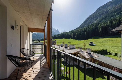 Sesto Apartment | Holiday Apartment in a Hotel 'Apartment Home' with Mountain View, Shared Garden and Wi-Fi