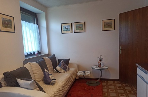 Lana Apartment | Holiday Apartment 'Jörg' with Mountain View, Shared Pool and Wi-Fi