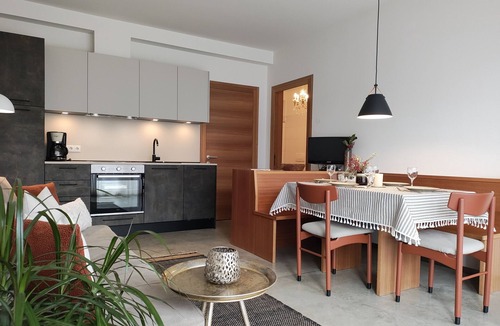 Cermes Apartment | Holiday Apartment "Matthäus" with Mountain View, Wi-Fi, Garden & Terrace