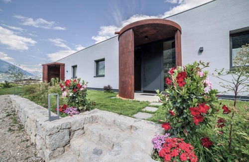 Cermes Apartment | Holiday Apartment "Matthäus" with Mountain View, Wi-Fi, Garden & Terrace
