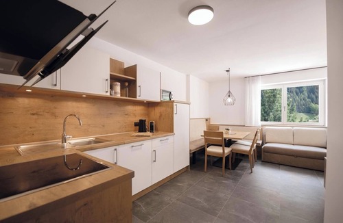 Racines Apartment | Holiday Apartment 'Miramor Kollina' with Mountain View, Shared Garden & Wi-Fi