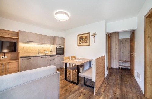 Racines Apartment | Holiday Apartment "Parigger Apt Lavendel" with Mountain View, Shared Garden and Wi-Fi