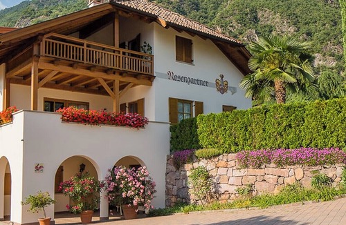 Terlano Apartment | Holiday Apartment "Rosengartnerhof Maultasch" with Mountain View, Shared Pool & Wi-Fi