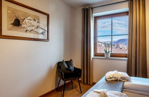 Berg/Monte Apartment | Holiday Apartment "Weingut Lahn Zu Eppan Apt Garten" with Mountain View, Private Garden and Whirlpool
