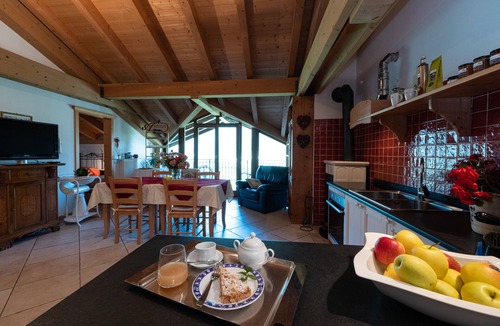 Dercolo House | Holiday Home 'Agrihouse Welcome In The Brenta' with Mountain View, Private Garden and Wi-Fi