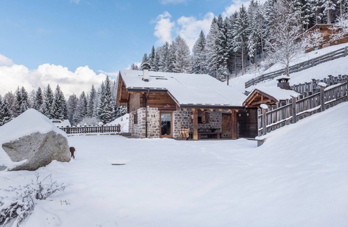 Bedollo House | Holiday Home "Baita Nonno Ghino" with Mountain View, Garden & Wi-Fi
