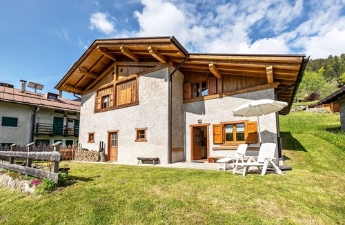 Tione di Trento Cabin | Holiday Home 'Zia Mariota Zeller' with Mountain View and Private Garden