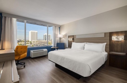 Encanto Hotel | Holiday Inn Express & Suites Phoenix - Midtown, an IHG Hotel