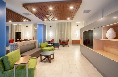 Glendale Sports and Entertainment District Hotel | Holiday Inn Express & Suites Phoenix Glendale Dist by IHG
