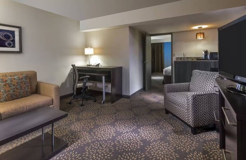 Camelback East Hotel | Holiday Inn Phoenix Airport North, Standard 2 Queens - Near City Hotspots