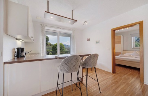 Vollan Apartment | Holiday Apartment "Mayenburg" with Mountain View, Shared Garden and Pool