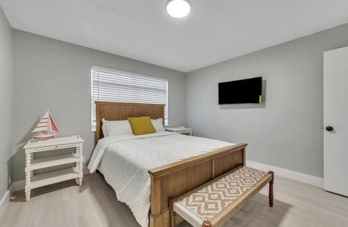 North Beach Apartment | Hollywood Beach 1BR Getaway | WiFi + AC