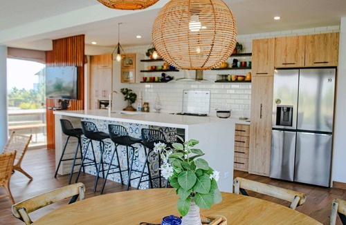 Centro Poblado Canyar Villa | HOP Aruba: Caribbean charm near in Chincha