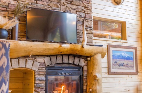 Mammoth Creek Cabin | Hot Tub+Fire pit under the stars at Panguitch Lake