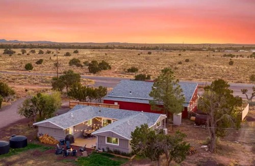 Valle House | Hot Tub, Grill, Fire Pit/25 mins to Grand Canyon