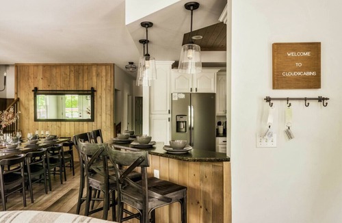 Chalet Village Cabin | Hot Tub/Game Room/Theater/Fire Pit/VIEWS/Luxury! - Ski View Lodge