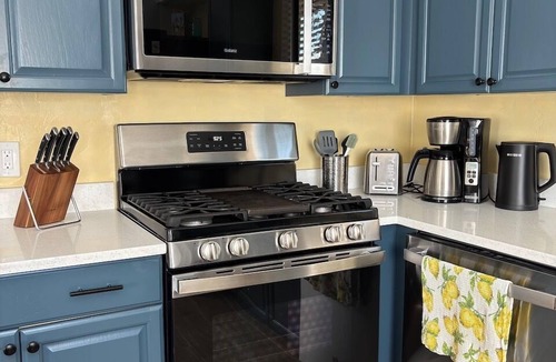 Westside Development House | Hot tub stargazing, pet friendly! Downtown & hiking nearby.