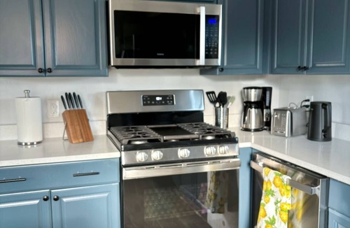 Westside Development House | Hot tub stargazing, pet friendly! Downtown & hiking nearby.
