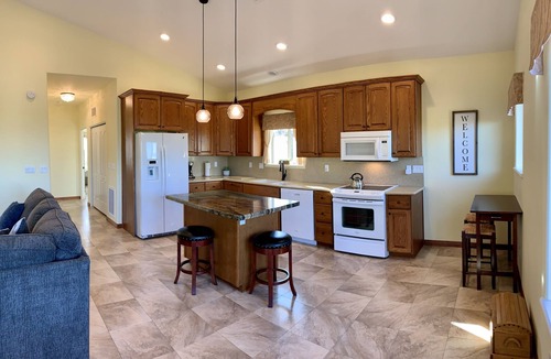 Kingman House | House in the trees, 5 miles from Interstate 40, wild life, amazing views
