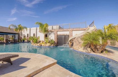 Cactus Acres House | HÓZHÓ Luxe | Lazy River, Pool & Pickleball Court