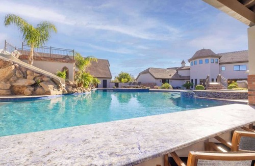 Cactus Acres House | HÓZHÓ Sunnyside | Lazy River | Pickleball | Slides