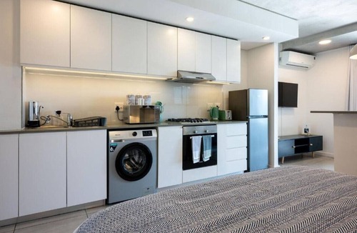 Hillhead Apartment | Hugos Seaside Haven E210