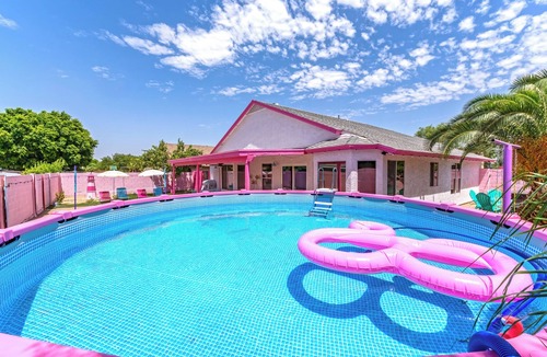 Glendale House | Iconic Barbie Dream House W/Pool, Mini Golf & Fun