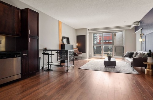 Downtown Minneapolis Condo | Indulge in a Stunning Downtown Experience: Our Elegant Condo Awaits 511