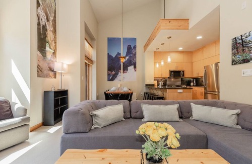 Mammoth Lakes House | Inviting, Ski Townhome with Mountain Views and Hot Tub Access!