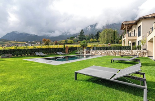 Berg/Monte Apartment | Apartment 'Weingut Gasshof Alma' with Mountain View, Shared Pool and Wi-Fi