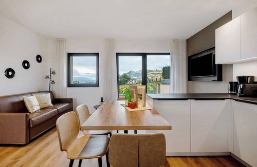 Berg/Monte Apartment | Apartment 'Weingut Gasshof Valeria' with Mountain View, Shared Pool and Wi-Fi