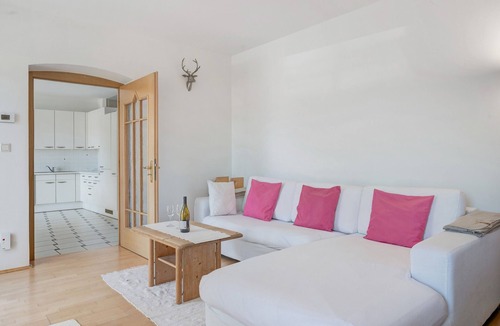 Tramin Apartment | Apartment 'Sonnenresidence Alpenhof' with Mountain View, Balcony and Wi-Fi