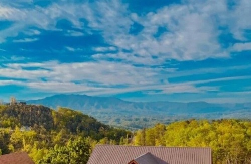 Sevierville Cabin | July 26-31 open! MTN views! 2 miles to DW 10 min to PKY GAME ROOM RESORT POOL