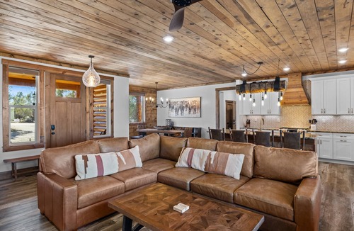 Orderville House | Juniper Mountain Retreat |Hot Tub|Game Room| Views