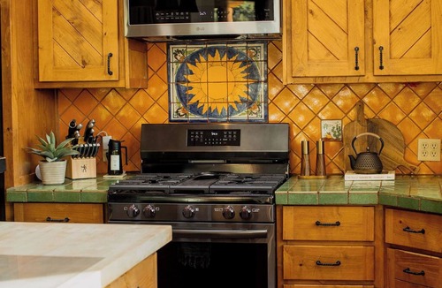 Kanab House | Juniper Sanctuary ~ Adobe Luxe ~ Red Rock Views ~ Rooftop Terrace ~ Hot Tub
