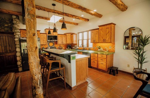 Kanab House | Juniper Sanctuary ~ Adobe Luxe ~ Red Rock Views ~ Rooftop Terrace ~ Hot Tub