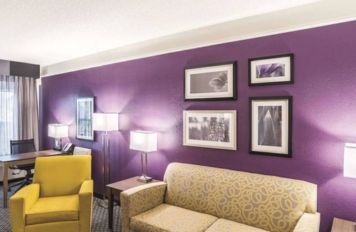 Woodlands Village House | Just What You Were Looking For! Pool, Free Parking, Free Breakfast, Pet-Friendly
