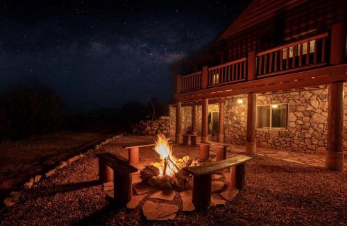 Kanab House | Kanab Family Luxury Log Cabin Hot Tub Pets OK