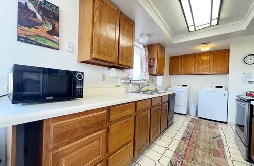 Kanab House | Kanab Utah home with HUGE fenced in backyard-Pets Welcome! Near National Parks!