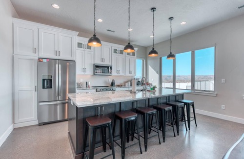 Kanab House | Kanab Vacation Home with Private Pool, Hot Tub, Pickleball and Basketball courts. Centrally located to Zion National Park and Bryce Canyon!