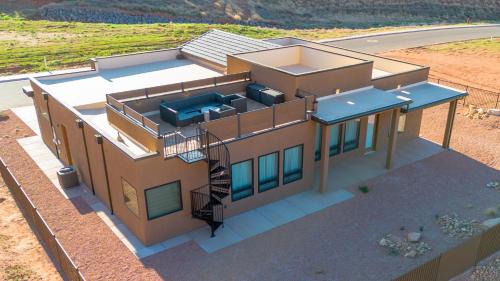 Kanab House | Kanab Villa Oasis New luxury home in upscale neighborhood with rooftop deck