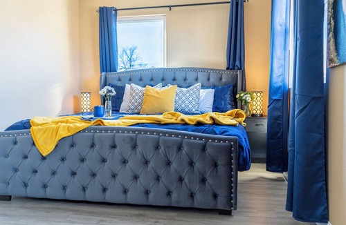 Page House | King bed/50" TVs/Fenced backyard/Fire table/Dogs welcome/Boat parking